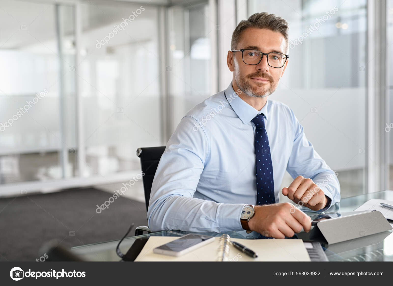 Männlicher Berater Using Digital Tablet am Schreibtisch Im Büro
