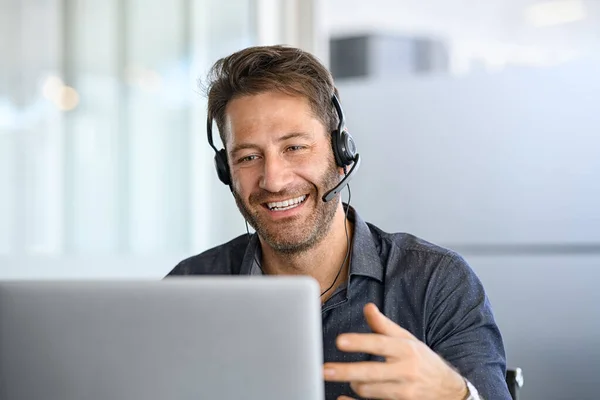 Διαχειριστής Τεχνικής Υποστήριξης Που Εργάζεται Ακουστικά Στο Γραφείο Χαμογελώντας Όμορφος — Φωτογραφία Αρχείου