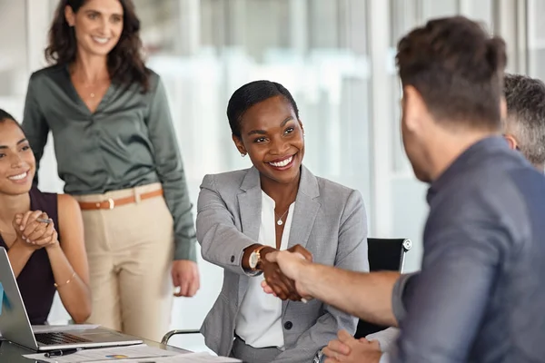 Χαρούμενη Μαύρη Επιχειρηματίας Και Επιχειρηματίας Σφίγγουν Χέρι Στη Συνάντηση Επαγγελματίες — Φωτογραφία Αρχείου