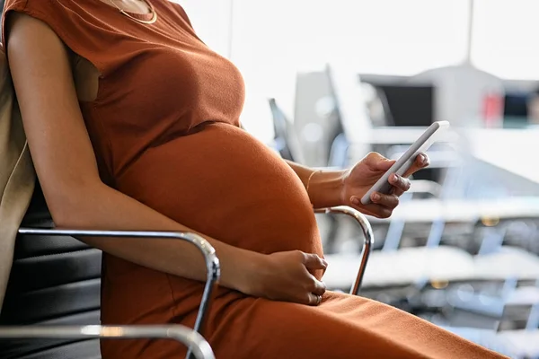 Close Hand African Pregnant Woman Holding Belly While Using Smartphone — Foto Stock
