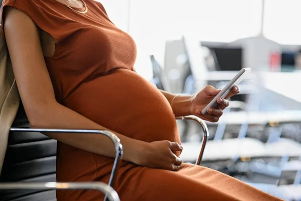 Close Hand African Pregnant Woman Holding Belly While Using Smartphone — 图库照片