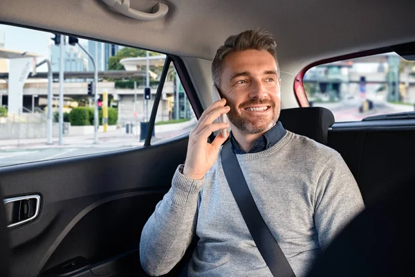 Взрослый Бизнесмен Улыбается Разговаривает Телефону Сидя Такси Счастливый Бизнесмен Сидит — стоковое фото
