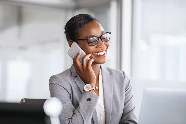 Середньостатистична Бізнес Леді Розмовляє Мобільному Телефону Офісі Посміхаючись Афроамериканській Бізнес — стокове фото