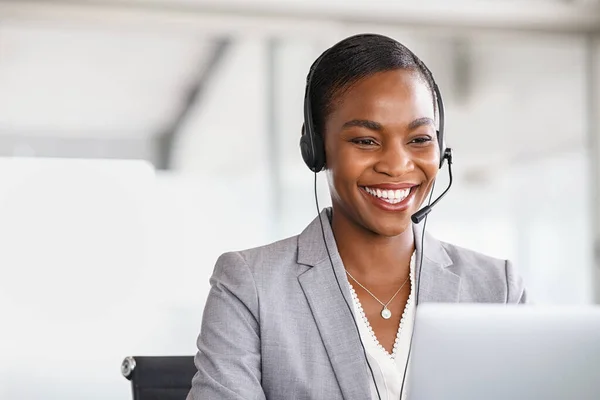 Χαμογελώντας Αφροαμερικανός Αντιπρόσωπος Εξυπηρέτησης Πελατών Που Εργάζεται Ακουστικά Στο Γραφείο — Φωτογραφία Αρχείου