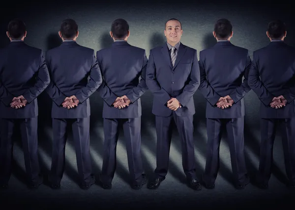 bir adamın yüzücasa corazón hecho en forma de 