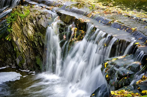 Cachoeira de outono — Fotografia de Stock