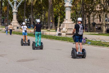 Barselona, İspanya - 23. 2021: Segway 'de şehri keşfeden turist. Ninebot ve scooter metropolü keşfetmek için popüler bir ulaşım biçimidir. Zafer çemberinin yakınında Barcelona