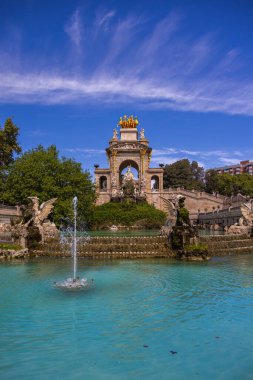 Barselona, İspanya - 23 Eylül 2021: Castell de Montjuc 'a giden yoldan şehrin muhteşem manzarası. Turist tepeye kamu otobüsü, taksi veya Cable Car ile ulaşabilir.