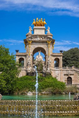 Barselona, İspanya - 23 Eylül 2021: Castell de Montjuc 'a giden yoldan şehrin muhteşem manzarası. Turist tepeye kamu otobüsü, taksi veya Cable Car ile ulaşabilir.