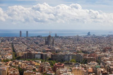Barselona, İspanya - 23 Eylül 2021: Castell de Montjuc 'a giden yoldan şehrin muhteşem manzarası. Turist tepeye kamu otobüsü, taksi veya Cable Car ile ulaşabilir.