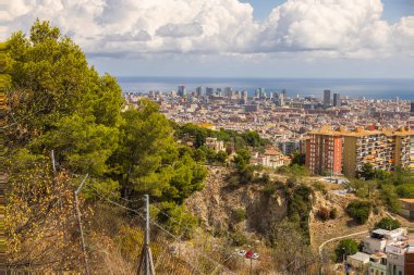 Barselona, İspanya - 23 Eylül 2021: Castell de Montjuc 'a giden yoldan şehrin muhteşem manzarası. Turist tepeye kamu otobüsü, taksi veya Cable Car ile ulaşabilir.