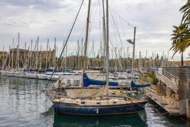Barcelona, İspanya - 21 Eylül 2021: Eski yelkenli Barcelona Limanı 'ndaki Rambla de Mar rıhtımında bağlandı. Denizcilik kulübünün yanında tek direkli yelkenli gemi demirli. Güvenli sığınak
