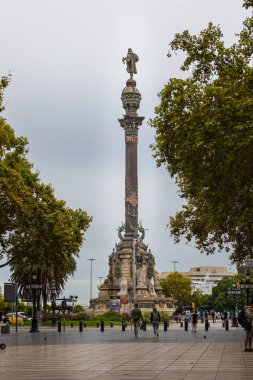 Barselona, İspanya - 22 Eylül 2021: Kolomb heykeli ve şehre bakan bir gözlem güvertesiyle 1888 'den kalma Corinthian sütunu. Anıtın bulunduğu kavşak Las Ramblas 'da.