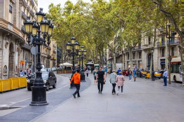 Barselona, İspanya - 21 Eylül 2021: Carrer la rambla Bulvarı, Barselona Şehir Merkezi. Meşgul yaya bölgesi, maskeli bazı insanlar. Turistler İspanyol metropolünü gördü.
