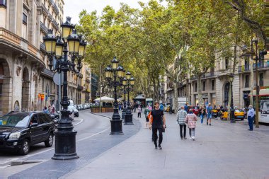 Barselona, İspanya - 21 Eylül 2021: Carrer la rambla Bulvarı, Barselona Şehir Merkezi. Meşgul yaya bölgesi, maskeli bazı insanlar. Turistler İspanyol metropolünü gördü.