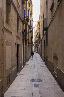 Barselona, İspanya - 23 Eylül 2021: Şehrin dar sokaklarına bakın. Büyük caddeleri birbirine bağlayan dar sokakların yanında. Geçit boyunca küçük dükkanlar ve kafeler var..