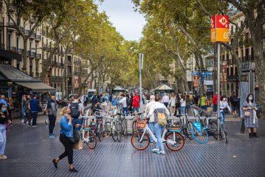 Barselona, İspanya - 21 Eylül 2021: Carrer la rambla Bulvarı, Barselona Şehir Merkezi. Meşgul yaya bölgesi, maskeli bazı insanlar. Turistler İspanyol metropolünü gördü.