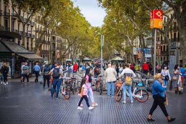Barselona, İspanya - 21 Eylül 2021: Carrer la rambla Bulvarı, Barselona Şehir Merkezi. Meşgul yaya bölgesi, maskeli bazı insanlar. Turistler İspanyol metropolünü gördü.