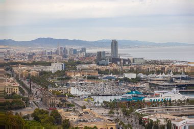 Barcelona, İspanya - 22 Eylül 2021: Şehrin üzerinde hava manzarası ve Torre de Jaumei kulesi ile Rambla de Mar Marina. Ufukta Akdeniz görünüyor. İspanyol metropolünün şehir manzarası