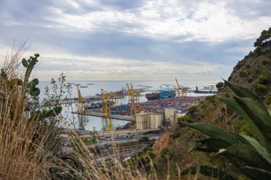 Barselona, İspanya - 22 Eylül 2021: Avrupa Güney Terminal Limanı 'na havadan bakış. Rıhtımda bir gemi yatıyor ve bir vinç tarafından boşaltılıyor. Deniz taşımacılığı dünya ekonomisini ayakta tutuyor