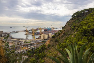 Barselona, İspanya - 22 Eylül 2021: Avrupa Güney Terminal Limanı 'na havadan bakış. Rıhtımda bir gemi yatıyor ve bir vinç tarafından boşaltılıyor. Deniz taşımacılığı dünya ekonomisini ayakta tutuyor
