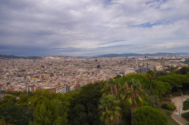 İspanya 'nın Barselona şehrinin havadan görünüşü. Bulutlu şehir manzarası yukarıdan. Panoramik şehir manzarası. Barselona hava, şehrin ufuk çizgisi ve şehir şebekesinin geniş açılı görüntüsü. Parc Montjuic 'ten Görünüm
