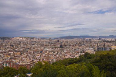 İspanya 'nın Barselona şehrinin havadan görünüşü. Bulutlu şehir manzarası yukarıdan. Panoramik şehir manzarası. Barselona hava, şehrin ufuk çizgisi ve şehir şebekesinin geniş açılı görüntüsü. Parc Montjuic 'ten Görünüm
