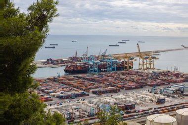 Barselona, İspanya - 21 Eylül 2021: Barselona konteynır limanı. Rıhtımdaki konteyner gemileri. Kargo gemileri rıhtımda boşaltıldı. Konteyner Kargo gemisinin lojistik ve taşımacılığı. Dünya ekonomisi