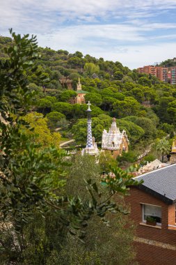 Barselona, İspanya - 22 Eylül 2021: Castell de Montjuic çevresindeki park geçidi. Yürüyüşe çıkmak ve tarihi mekanlarda dinlenmek için ideal bir yer. Katalan Metropolis 'te turistik bir yer