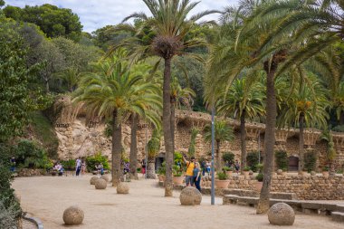 Barcelona, İspanya - 22 Eylül 2021: The Parc Guell, Carmel Hill 'deki La Salut' ta yer almaktadır. Parkın mimari özellikleri ünlü mimar Antoni Gaudi tarafından yaratıldı.