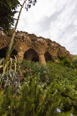 Barcelona, İspanya - 22 Eylül 2021: The Parc Guell, Carmel Hill 'deki La Salut' ta yer almaktadır. Parkın mimari özellikleri ünlü mimar Antoni Gaudi tarafından yaratıldı.