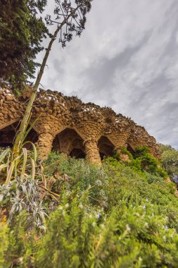 Barcelona, İspanya - 22 Eylül 2021: The Parc Guell, Carmel Hill 'deki La Salut' ta yer almaktadır. Parkın mimari özellikleri ünlü mimar Antoni Gaudi tarafından yaratıldı.