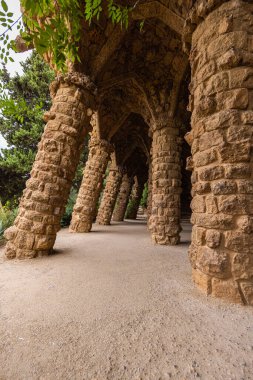 Barcelona, İspanya - 22 Eylül 2021: The Parc Guell, Carmel Hill 'deki La Salut' ta yer almaktadır. Parkın mimari özellikleri ünlü mimar Antoni Gaudi tarafından yaratıldı.