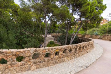 Barcelona, İspanya - 22 Eylül 2021: The Parc Guell, Carmel Hill 'deki La Salut' ta yer almaktadır. Parkın mimari özellikleri ünlü mimar Antoni Gaudi tarafından yaratıldı.