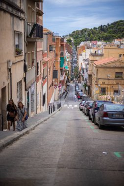 Barselona, İspanya - 22 Eylül 2021: Dar sokaklardan Carmel Hill 'deki bahçelerden ve mimari unsurlardan oluşan bir park sistemi olan Park Guell' in girişine kadar dik tırmanış