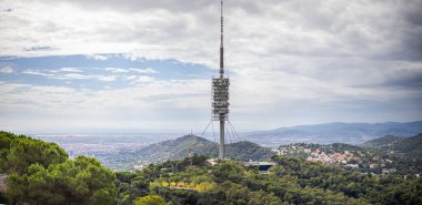 Barcelona, İspanya - 23 Eylül 2021: Torre de Collserola olarak da bilinen TV kulesinin panorama görüntüsü, Serra de Collserola 'daki Tibidabo tepesinde yer alan bir kule tasarladı. Manzara Görünümü