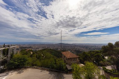Barselona, İspanya - 23 Eylül 2021: Parc Tibidabo zirvesinde İsa 'nın Kutsal Kalbi Kilisesi' nin çatısında taş heykel. Katedral heykeller, hava manzarası, heykele odaklan.