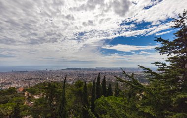İspanya, Barcelona 'nın ufuk çizgisi üzerindeki hava manzarası. Tibidabo Dağı 'nın zirvesinden geniş açılı panoramik görüntü. Ufukta Akdeniz görünüyor.
