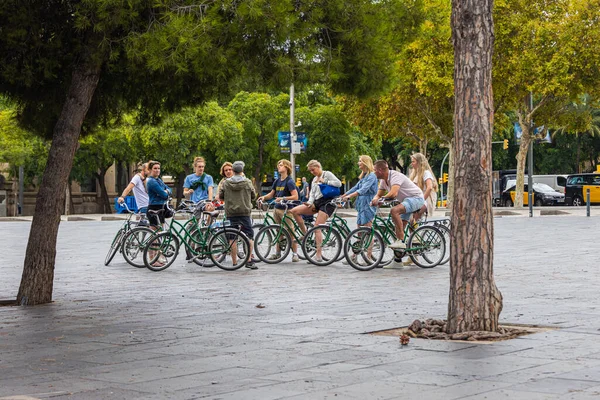 Barselona, İspanya - 21 Eylül 2021: Bisikletle Barselona şehrini keşfeden bir grup turist. Rehber şehir manzarasını açıklıyor. Bisiklet turları popüler ve çevre dostu.