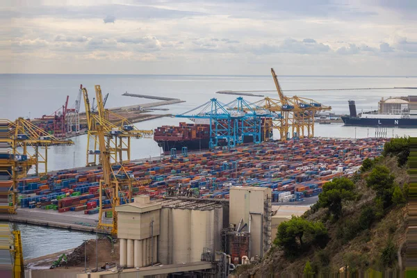 西班牙巴塞罗那 2021年9月22日 从空中俯瞰欧洲南部集装箱码头 一艘船停泊在码头上 正在被起重机卸下 海运使世界经济持续运转 — 图库照片