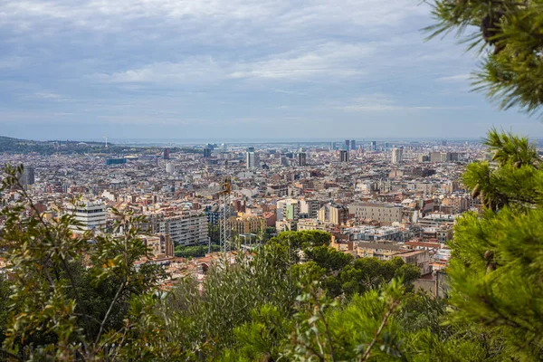Barcelona España Septiembre 2021 Vista Través Los Árboles Desde Park —  Fotos de Stock
