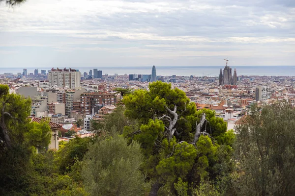 スペインのバルセロナ 2021年9月23日 道路からモンジュック城までの街の素晴らしい景色 観光客は公共バスやタクシーまたはケーブルカーで丘の上に到達することができます — ストック写真