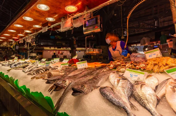 西班牙巴塞罗那 2021年9月23日 位于巴塞罗那拉朗布拉 Rambla 的大型公共市场Mercat Boqueria内 鱼贩子和海鲜摊位 摊位上有各式各样的鲜鱼 — 图库照片