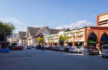 Kota Bahru, Malezya - 26 Ocak 2022: Tayland sınırı yakınlarındaki Malezya şehri Kota Bahru 'nun sokak manzarası. Arabalar merkez marketin yol kenarına park ediyor..
