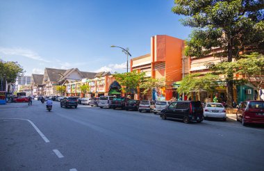 Kota Bahru, Malezya - 26 Ocak 2022: Tayland sınırı yakınlarındaki Malezya şehri Kota Bahru 'nun sokak manzarası. Arabalar merkez marketin yol kenarına park ediyor..