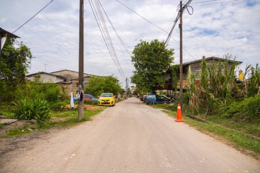 Rantau Panjang, Malezya - 25 Ocak 2022: Tayland sınırı yakınlarındaki küçük kasabanın sokak manzarası. Köy manzarası, büyük şehirlerden uzakta, basit konut binaları. Malezya 'nın gerçek yüzü