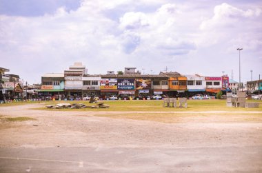Rantau Panjang, Malezya - 25 Ocak 2022: Tayland sınırındaki küçük köy. Kumaş, baharat ve gümrüksüz mallar için pazar yeri. Malezya sınır bölgesinde vergisiz mallar için pazar tezgahları