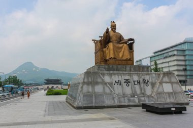 Seul, Güney Kore - 25 Temmuz 2021 Sejongno, Gwanghwamun Plaza 'da bulunan Büyük Sejong Heykeli. Kore 'nin en ünlü tarihsel figürlerinden biri. Ruhlar büyük bir dönüm noktası.