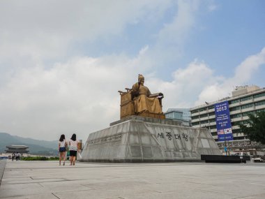 Seul, Güney Kore - 25 Temmuz 2021 Sejongno, Gwanghwamun Plaza 'da bulunan Büyük Sejong Heykeli. Kore 'nin en ünlü tarihsel figürlerinden biri. Ruhlar büyük bir dönüm noktası.