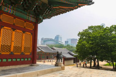 Seul, Güney Kore - 25 Temmuz 2020 Gyeongbokgung Sarayı 'nın içinde. Joseon Hanedanlığının en önemli sarayı, Güney Kore 'nin kültürel mirası. Seul 'un göbeğinde, Pavilions ve Temple' ın yanında.